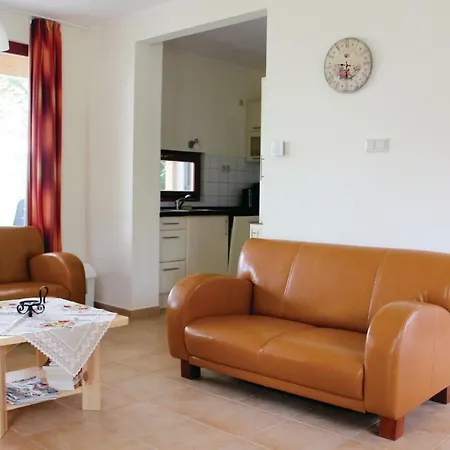 Three-bedroom Holiday In Szolad
