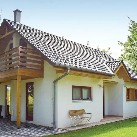 Three-bedroom Holiday In Szolad